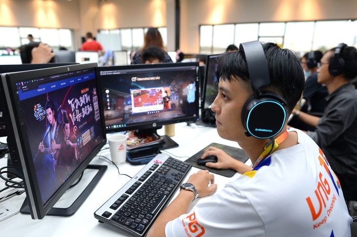 Họa sĩ nhân vật game làm việc tại Công ty VNG trong Khu chế xuất Tân Thuận, quận 7, TP.HCM - Ảnh: ĐỨC THIỆN