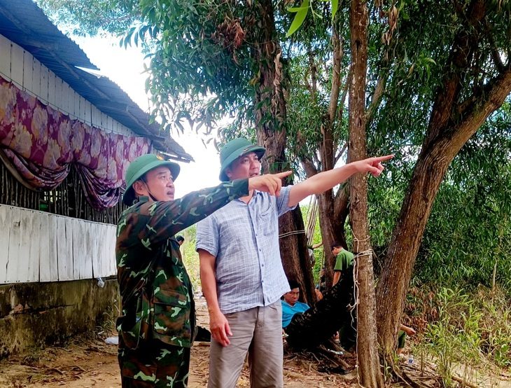 Chủ tịch UBND tỉnh Kiên Giang Lâm Minh Thành (bìa phải) chỉ đạo các lực lượng chức năng địa phương khẩn trương chữa cháy rừng ở huyện Giang Thành - Ảnh: UBND tỉnh Kiên Giang cung cấp